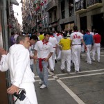 Runners getting ready for the arrival of the bulls in Estafeta Street in Pamplona / Corredores preparandose para el encierro